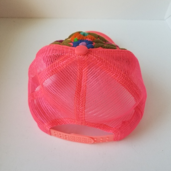 Embroidered hat - Picture 5 of 9